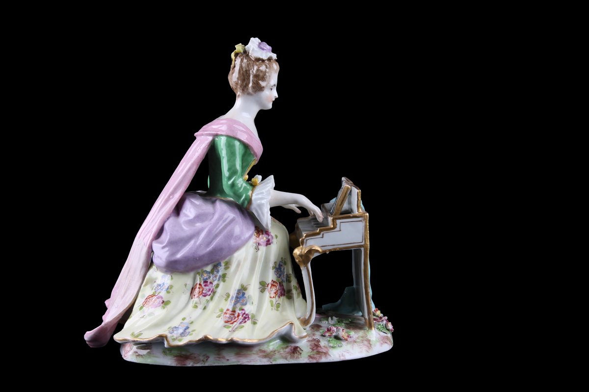 Figura Dama Tocando el Piano